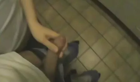Nóng brunette fucks gần phim sec hd 2018 các hồ bơi và hút một mỡ vòi nước