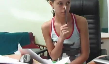 Brunette vuốt ve mình với cả hai ngón tay và dildo sec khongche và không thể Hãy