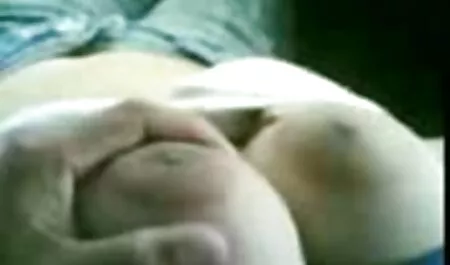 Cậu bé lên cao khỏi video sec hay lưỡi của một trò chơi điêu luyện