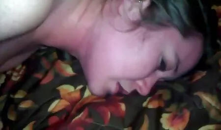 Một người đàn ông fucked một trẻ gà con trong những phòng nhung trang phim sec thay đồ