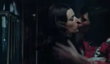 Cô gái tóc nâu vuốt ve mình và video sec hay phun trên máy ảnh