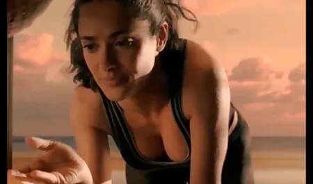 Brunette fim sec moi với lớn đít và ngực làm tình doggy style