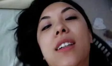 Black Maria, với một thân hình tuyệt đẹp, tự địt mình với phim sec ngắn một máy rung chất béo đam mê trên đi văng