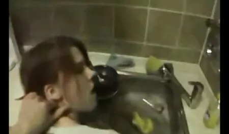 Một cô gái trẻ châu á phim sec thay giao va hoc sinh đi bộ khỏa thân trên bãi biển