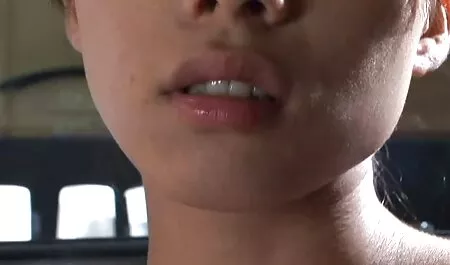 Người phụ nữ sec vụng trộm khỏa thân đi tiểu dưới bụi cây