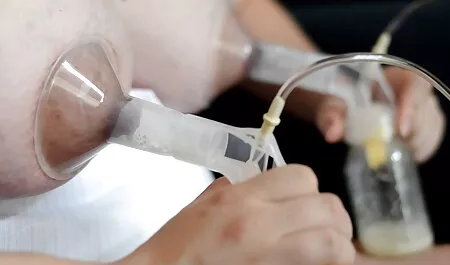 Pamela hấp sec khongche dẫn và một máy rung màu vàng