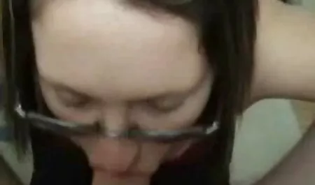 Brunette trong một quán cà phê x phim sec tìm thấy một đòn roi tử tế